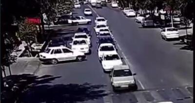 ببینید | عاقبت تلخ دو راننده بعد از زرنگ‌بازی وسط خیابان؛ شاخ‌به‌شاخ شدن پراید و پژو ۲۰۷