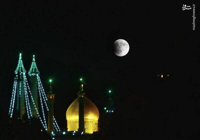 عکس/ لحظۀ آغاز ماه‌گرفتگی در قم