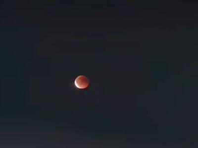 تایم‌لپس زیبا از ماه خونین دیشب