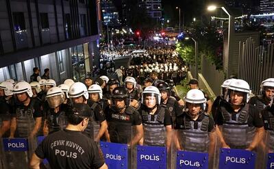 تجمع هواداران حزب جمهوری‌خواه/ پلیس استانبول گاز اشک‌آور شلیک کرد