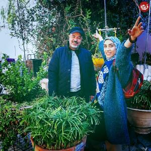 عکس/ قاب صمیمی کژال و نورالدین در پشت صحنه سریال نون خ | اقتصاد24