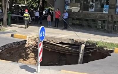 فرونشست ترسناک در اصفهان | تیر چراغ برق با تمام ارتفاعش داخل چاله افتاده! + فیلم