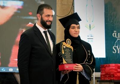 ببینید| جولانی به همسرش مدرک دانشگاهی داد