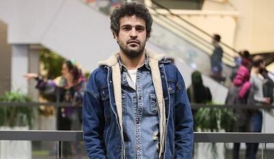 طعنه بازیگر مرد مشهور سریال جان سخت به فیلمبردار در یک مراسم + فیلم
