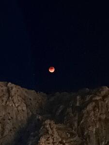 ماه خونین در کوه طاقبستان ـ کرمانشاه