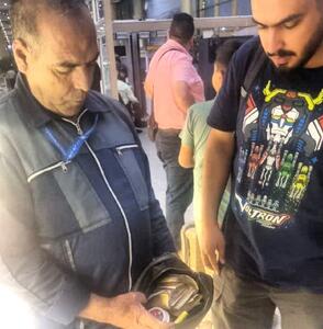 یک کارگر در فرودگاه مشهد یک میلیارد را به صاحبش بازگرداند +عکس