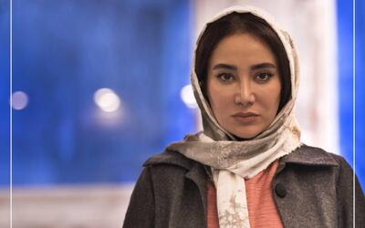 تصاویر پرانرژی از بهاره افشاری با استایلی متفاوت و جذاب در پشت صحنه یک اثر نمایشی
