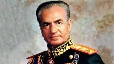 محمدرضاشاه در حال زیارت حجرالاسود ۱۳۴۷ خورشیدی (عکس)