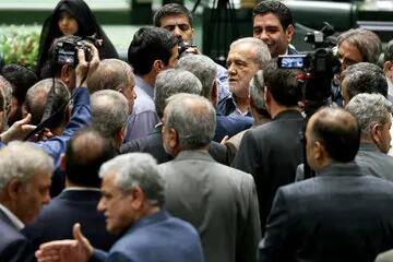 بنزین گران می‌شود؟/ روایت دو نماینده از صحبت های پزشکیان در جلسه غیرعلنی مجلس