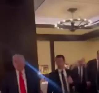 اعتراض فعالان ضدجنگ به ترامپ؛ تو هیتلر زمانه هستی