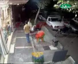 تصاویر شوکه‌کننده از حمله اوباش قداره‌کش در تهران به یک پیرزن!