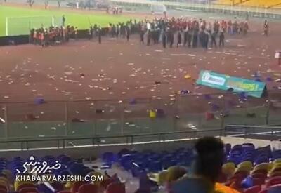 فاجعه بزرگ و آبروریزی در انتخابی جام جهانی؛ ورزشگاه نابود شد!/ هواداران خشمگین یک صندلی سالم باقی نگذاشتند +ویدیو