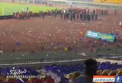 فاجعه بزرگ و آبروریزی در انتخابی جام جهانی؛ ورزشگاه نابود شد!/ هواداران خشمگین یک صندلی سالم باقی نگذاشتند +ویدیو - پارس فوتبال
