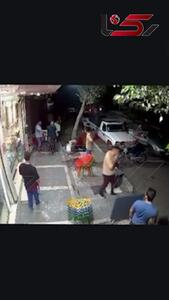 فیلم / بی شرم ترین اوباش قداره کش تهران که پیرزن را کتک زدند / ببینید پیرزن بی گناه چطور پرت شد ...