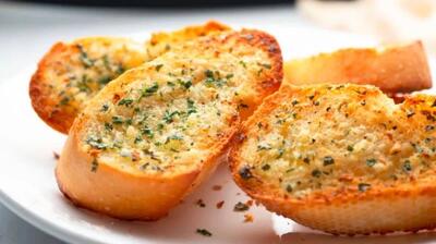 طرز تهیه نان سیر با عطر ملایم و طعم بی نظیر { ۷ نان سیر متفاوت }