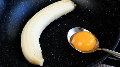 با یک عدد موز و تخم مرغ این پنکیک خوشمزه چینی را درست کنید! (فیلم)