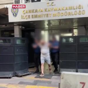 لحظه حمله وحشیانه یک مرد به زن میان‌سال در گذرگاه عابر پیاده
