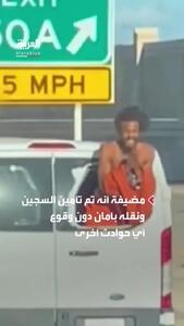 ببینید؛ آویزان شدن زندانی از پنجره خودروی انتقال زندانیان