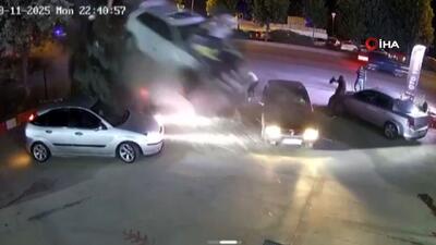 ببینید | وحشت وسط خیابان؛ خروج کنترل خودرو از دست راننده و پرواز در آسمان!