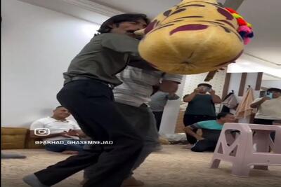 آواز شاد؛ مرد نحیف چنان نی بادی زد و رقص فرفره اومد که تو هماهنگی اعضاش باهم میمونی
