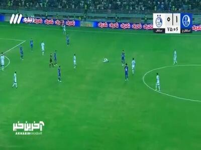 پس از بررسی VAR، حمید بوحمدان با دریافت کارت زرد دوم از زمین اخراج شد