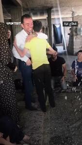 ببینید؛ پسر فلسطینی قرآن را زیر آتش بمباران غزه حفظ کرد