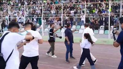 تشویق مسعود عبدی، مالک خیبر توسط هواداران این تیم پیش از بازی با فجر سپاسی