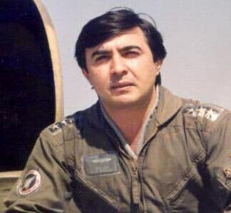 عکس/ علی اکبر زمانی خلبان مشهوردر کنار جنگنده آموزشی اش ۶۴ سال پیش در آمریکا | اقتصاد24