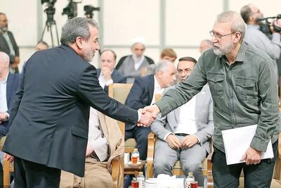 کوروش احمدی دیپلمات بازنشسته: گاهی شعارهای خودشان را باور می‌‏کنند