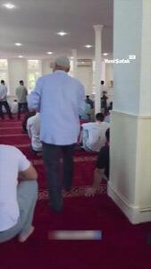 ببینید؛ تشویق کودکان به نماز و حضور در مسجد با توزیع پول