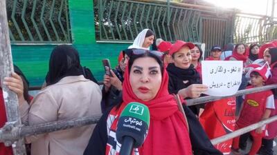 اعتراض شدید هواداران پرسپولیس پیش از شروع بازی با فولاد