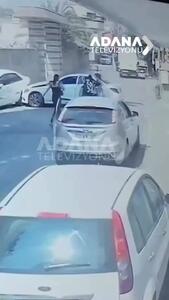 لحظه تصادف عجیب راننده مرسدس بنز با چندین خودروهای پارک شده!