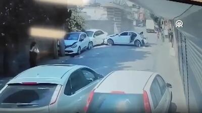 ببینید | لحظه تصادف عجیب راننده مرسدس بنز با چندین خودروهای پارک شده!