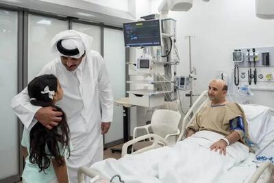 امیر قطر به عیادت مجروحان حمله اسرائیل رفت + عکس