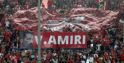 بنر هواداران پرسپولیس برای وحید امیری - پارس فوتبال
