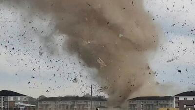 گردباد نادر باعث تخریب منازل و آوارگی آمریکایی‌ها شد