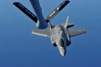 تصاویر جالب از نحوه سوخت گیری جنگنده F-35 در آسمان (فیلم)