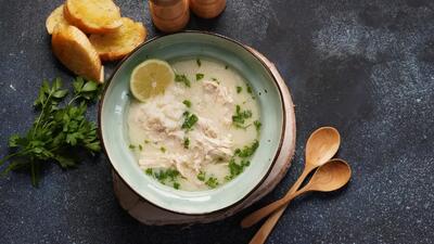 طرز تهیه سوپ آوگولمونو؛ سوپ لیمویی یونانی