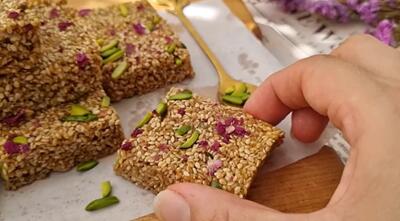 طرز تهیه حلوا کنجدی ۳ سوته آماده ست! با چای دیگه قند نخور