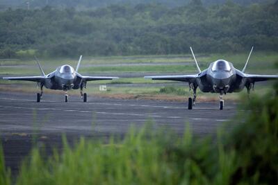 پرواز هشدارآمیز جنگنده اف-35 (F-35) در آسمان