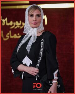عکس/ رز رضوی با یک استایل سیاه و سفید و مینی اسکارف توری | اقتصاد24