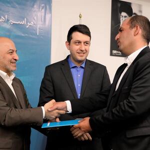 از جاری شدن اشک شوق برنده زنجانی تا باور نکردن برنده شدن شهروند ایلامی / جوایز برندگان جشنواره عید تا عید بیمه دی اهدا شد | اقتصاد24