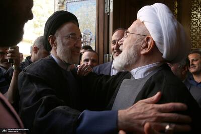 دیدار صمیمانه مهدی کروبی و محمد خاتمی در یک مراسم عمومی +عکس