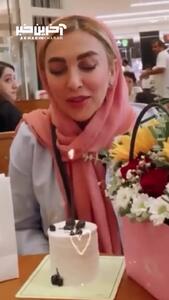تصویری از جشن تولد 52 سالگی ژیلا صادقی در آمریکا/فیلم