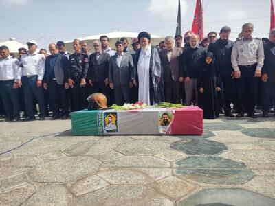 اقامه نماز بر پیکر آتش نشان ایثارگر مشهدی به امامت آیت الله علم الهدی