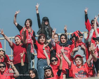 ویدیو| جیمی جامپ های دختر در بازی تراکتور - آلومینیوم - پارس فوتبال
