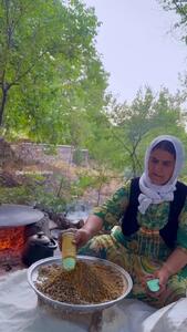 طرز تهیه غذای روستایی / نان گردویی با ماست محلی + فیلم