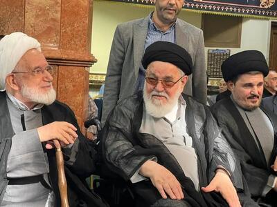 تصویری جدید از مهدی کروبی در یک مراسم ختم