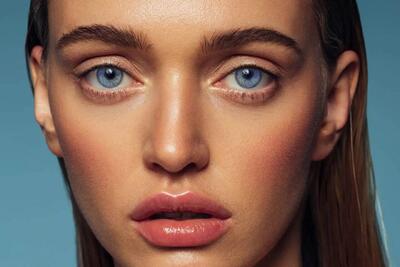 چرا چشم‌های آبی واقعا آبی نیستند؟