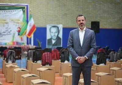 باران مهر موقوفه گلشهر بر دل دانش‌آموزان؛ توزیع یک هزار بسته لوازم‌التحریر - تسنیم